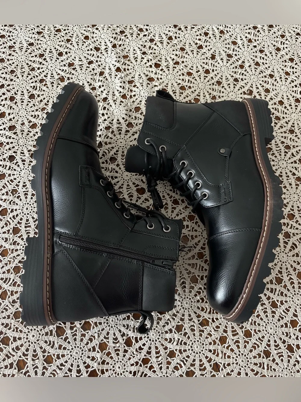 Men’s NWT 13M medium zip side lace front ortholite combat style boot. Black